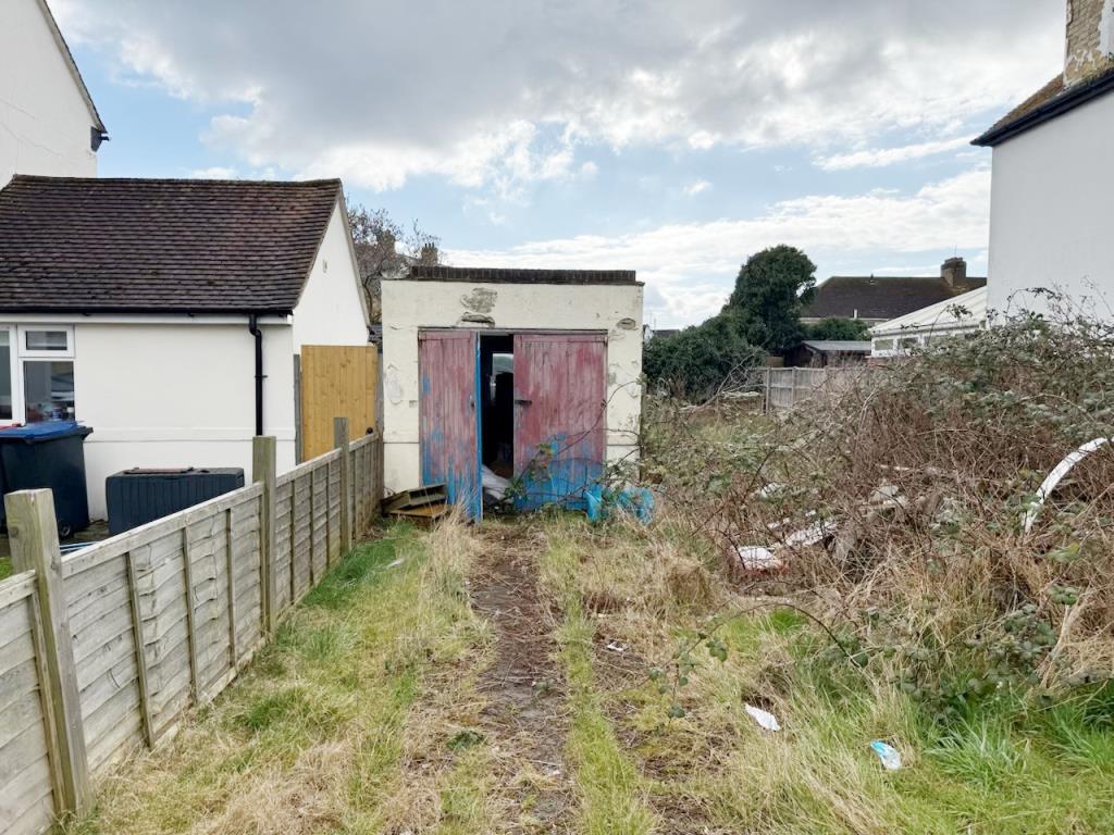Lot: 45 - FREEHOLD GARAGE AND LAND WITH POTENTIAL - General view of the plot